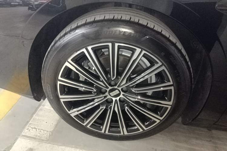 Used Geely Galaxy 8 2025 130km EM-P Starship Edition Exterior 4
