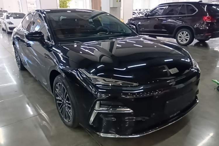 Used Geely Galaxy 8 2025 130km EM-i Deluxe Edition Front Right 45 Deg