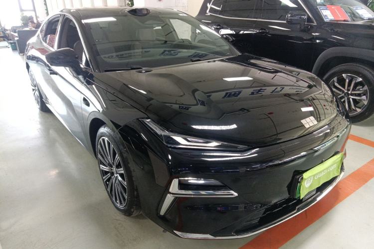 Used Geely Galaxy 8 2025 130km EM-P Starship Edition Front Right 45 Deg