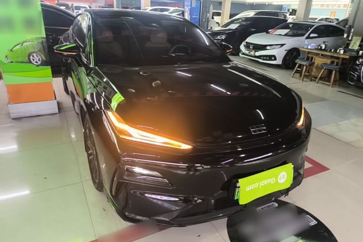 Used Geely Galaxy 8 2025 130km EM-i Deluxe Edition Front Right 45 Deg