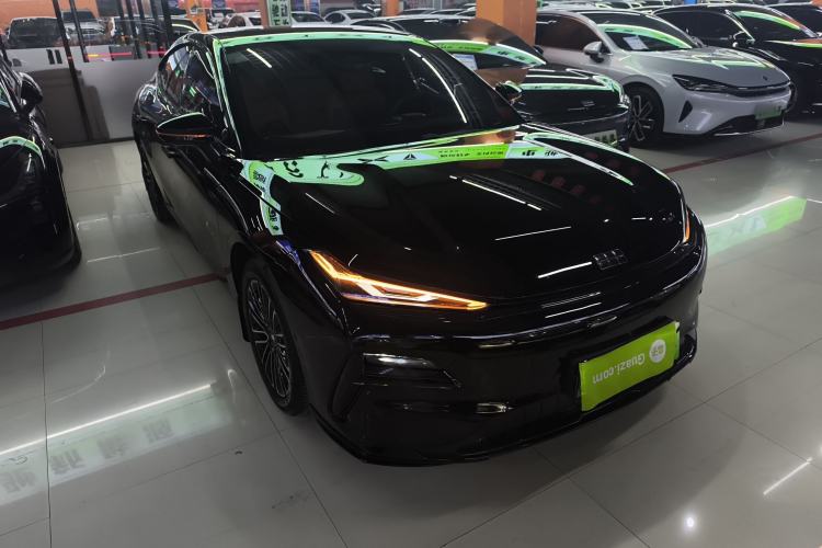 Used Geely Galaxy 8 2025 130km EM-i Deluxe Edition Front Right 45 Deg