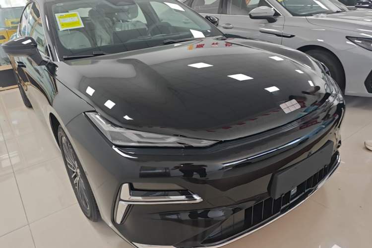 Used Geely Galaxy 8 2025 60km EM-i Luxury Edition Front Right 45 Deg