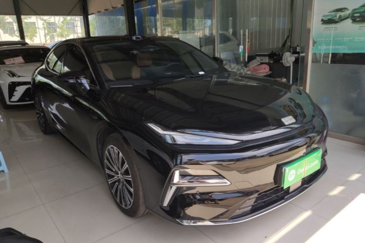 Used Geely Galaxy 8 2025 130km EM-P Starship Edition Front Right 45 Deg
