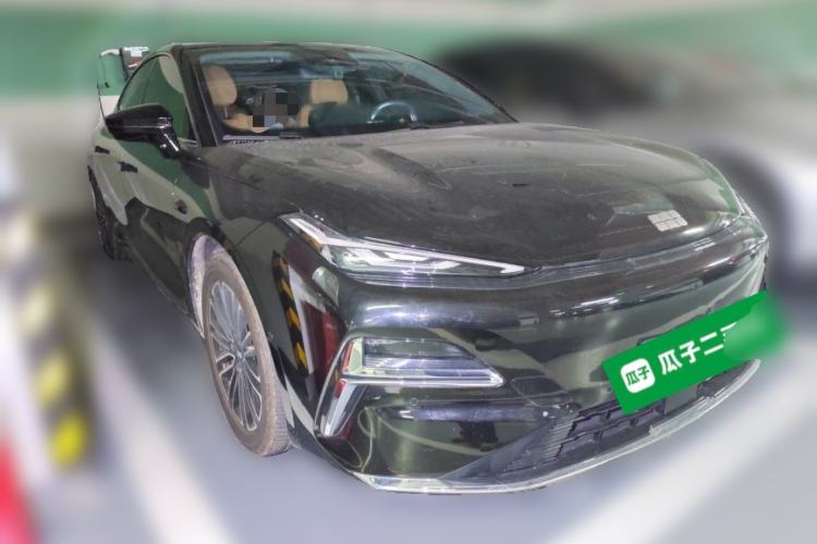 Used Geely Galaxy 8 2025 130km EM-i Prestige Edition Front Right 45 Deg