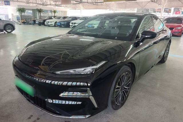 Ojetý Geely Galaxy 8 2025 130km EM-i Deluxe Edition