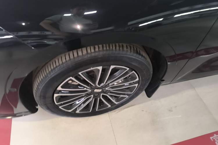 Used Geely Galaxy 8 2025 130km EM-i Deluxe Edition Left Front Wheel Hub
