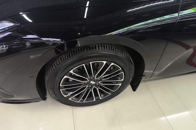 Used Geely Galaxy 8 2025 130km EM-i Deluxe Edition Left Front Wheel Hub