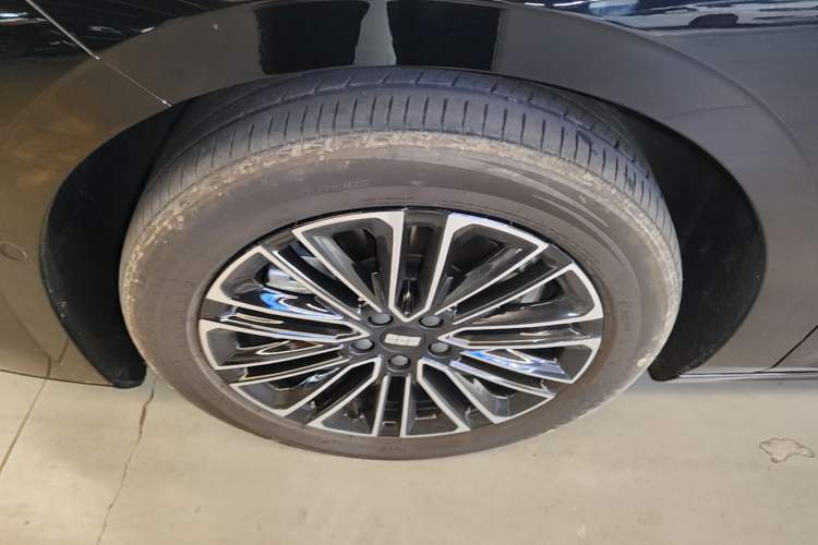 Used Geely Galaxy 8 2025 130km EM-i Deluxe Edition Left Front Wheel Hub
