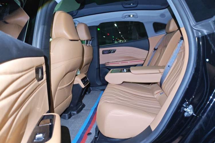 Used Geely Galaxy 8 2025 130km EM-i Prestige Edition Left Rear Seat