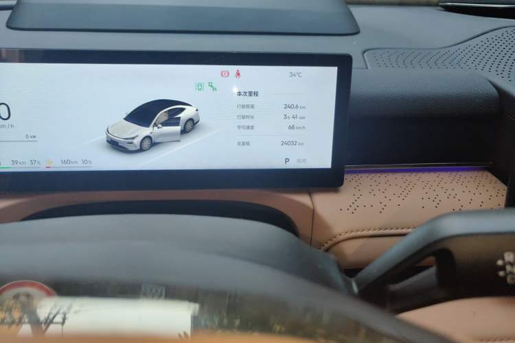 Used Geely Galaxy 8 2025 130km EM-i Flagship Edition Odometer Close Up