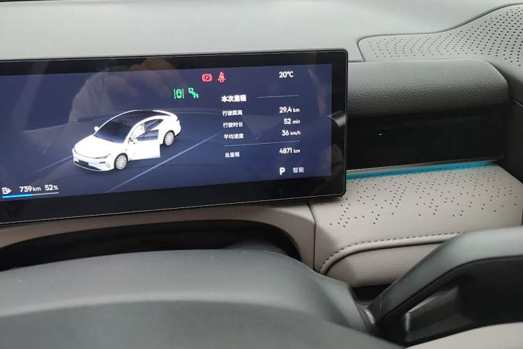 Used Geely Galaxy 8 2025 130km EM-i Deluxe Edition Odometer Close Up
