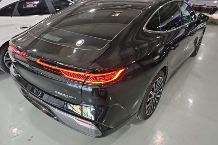 Used Geely Galaxy 8 2025 130km EM-i Flagship Edition Rear Right 45 Deg