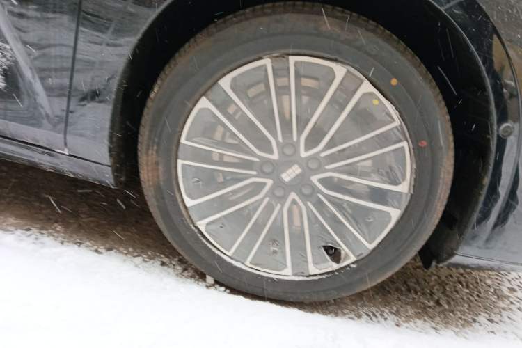Used Geely Galaxy 8 2025 130km EM-i Deluxe Edition Right Front Wheel Hub