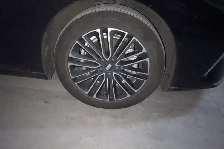 Used Geely Galaxy 8 2025 130km EM-i Deluxe Edition Right Front Wheel Hub