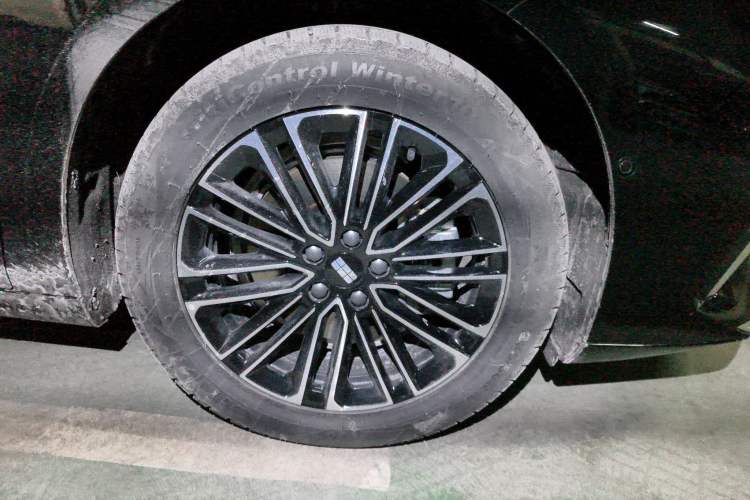 Used Geely Galaxy 8 2025 130km EM-i Deluxe Edition Right Front Wheel Hub