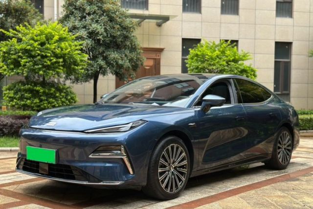 Używany Geely Galaxy 8 2025 130km EM-i Flagship Edition