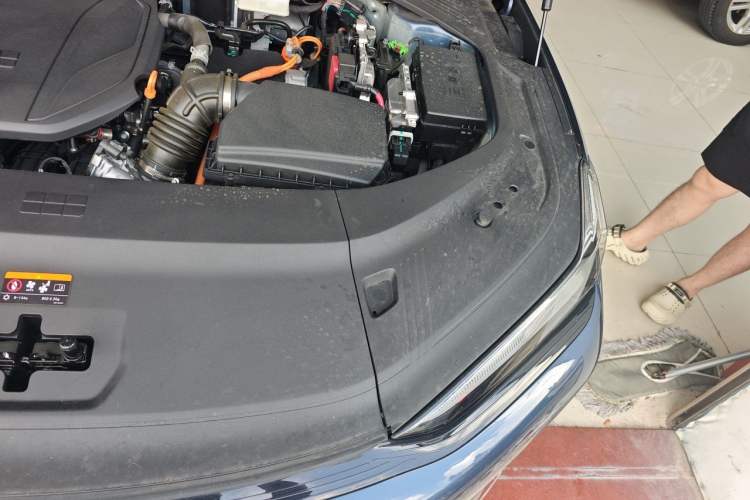 Used Geely Galaxy 8 2025 130km EM-i Flagship Edition Engine Bay Left