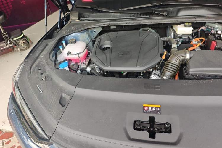 Used Geely Galaxy 8 2025 130km EM-i Flagship Edition Engine Bay Right