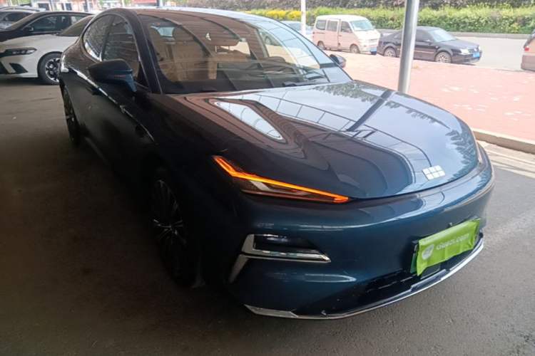 Used Geely Galaxy 8 2025 130km EM-P Exploration Edition Front Right 45 Deg