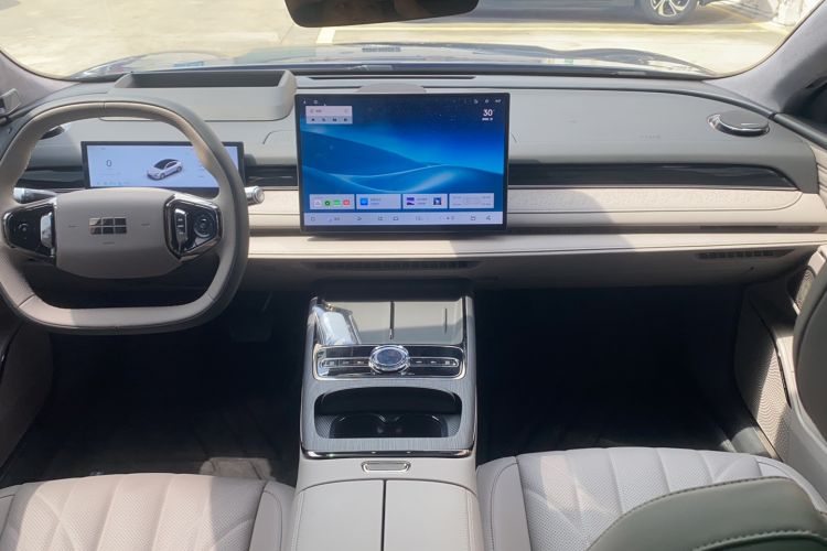 Used Geely Galaxy 8 2025 130km EM-i Flagship Edition Interior 3