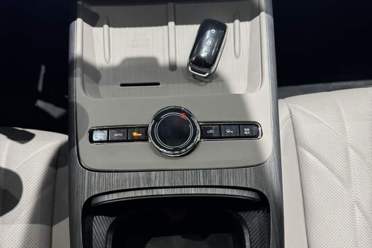 Used Geely Galaxy 8 2025 130km EM-i Deluxe Edition Interior 4