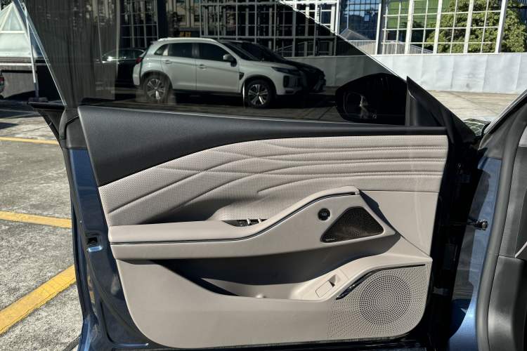 Used Geely Galaxy 8 2025 130km EM-P Exploration Edition Interior 5