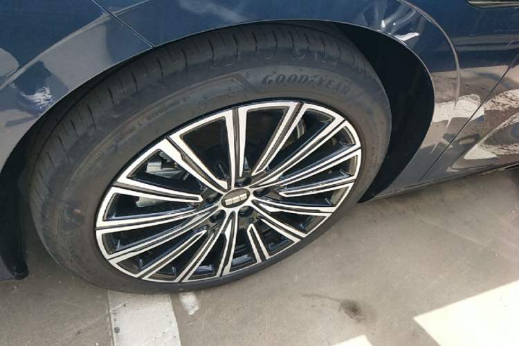 Used Geely Galaxy 8 2025 130km EM-P Starship Edition Left Front Wheel Hub