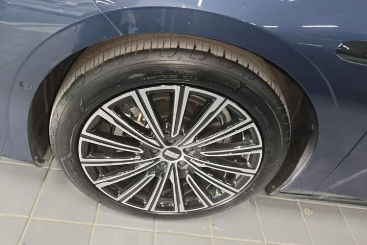 Used Geely Galaxy 8 2025 130km EM-P Starship Edition Left Front Wheel Hub