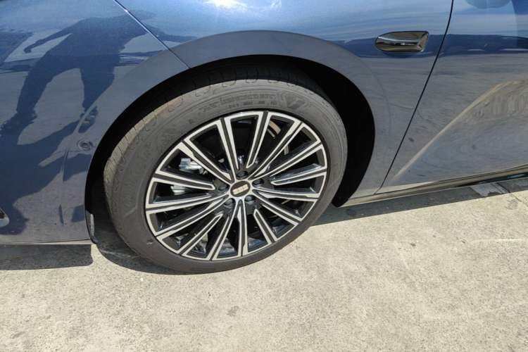 Used Geely Galaxy 8 2025 130km EM-P Starship Edition Left Front Wheel Hub
