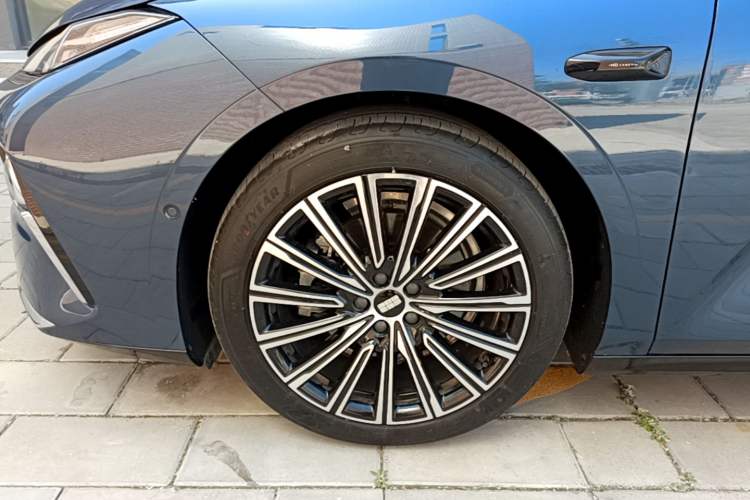 Used Geely Galaxy 8 2025 130km EM-P Starship Edition Left Front Wheel Hub