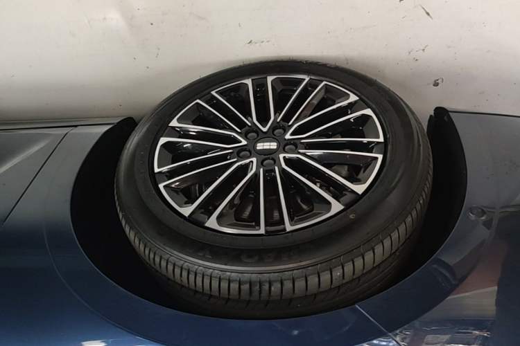 Used Geely Galaxy 8 2025 130km EM-i Deluxe Edition Left Front Wheel Hub