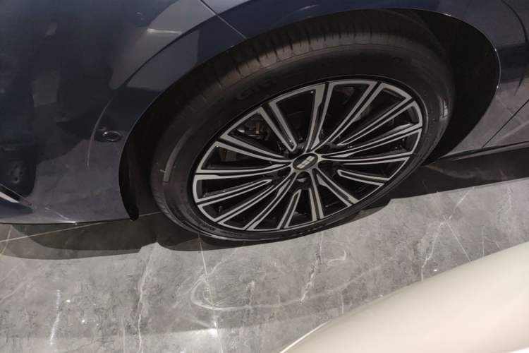 Used Geely Galaxy 8 2025 130km EM-i Flagship Edition Left Front Wheel Hub