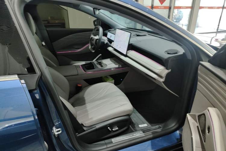 Used Geely Galaxy 8 2025 130km EM-i Deluxe Edition Right Front Seat
