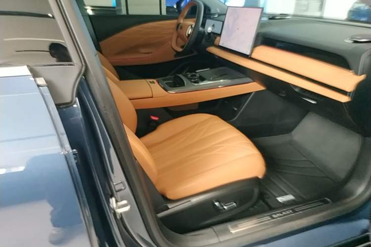 Used Geely Galaxy 8 2025 130km EM-i Prestige Edition Right Front Seat