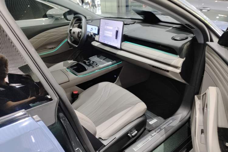 Used Geely Galaxy 8 2025 130km EM-i Deluxe Edition Right Front Seat