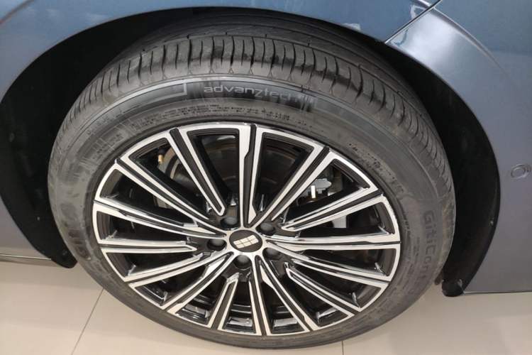 Used Geely Galaxy 8 2025 130km EM-i Flagship Edition Right Front Wheel Hub