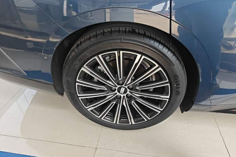 Used Geely Galaxy 8 2025 130km EM-i Flagship Edition Right Rear Wheel Hub