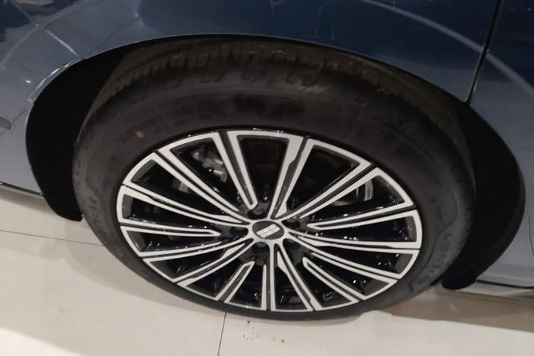 Used Geely Galaxy 8 2025 130km EM-P Starship Edition Right Rear Wheel Hub