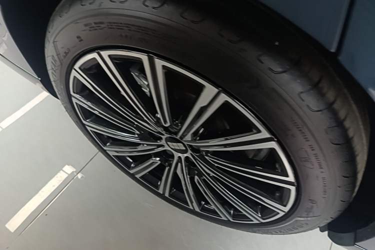 Used Geely Galaxy 8 2025 130km EM-P Starship Edition Right Rear Wheel Hub