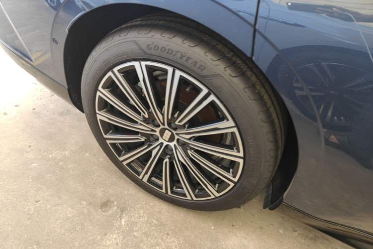 Used Geely Galaxy 8 2025 130km EM-P Starship Edition Right Rear Wheel Hub
