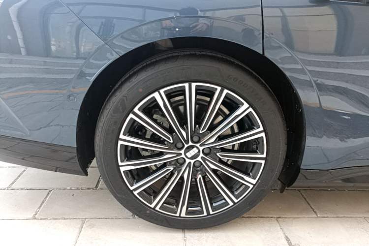 Used Geely Galaxy 8 2025 130km EM-P Starship Edition Right Rear Wheel Hub