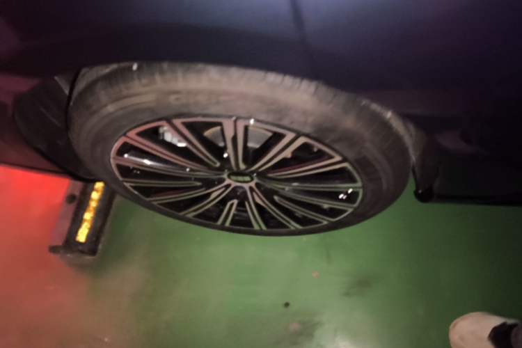 Used Geely Galaxy 8 2025 130km EM-i Flagship Edition Right Rear Wheel Hub