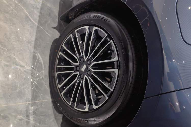 Used Geely Galaxy 8 2025 130km EM-i Deluxe Edition Right Rear Wheel Hub