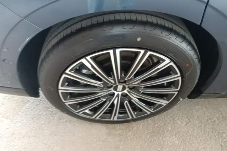 Used Geely Galaxy 8 2025 130km EM-P Exploration Edition Right Rear Wheel Hub