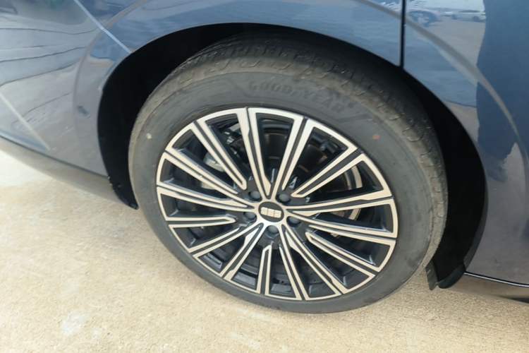 Used Geely Galaxy 8 2025 130km EM-P Exploration Edition Right Rear Wheel Hub