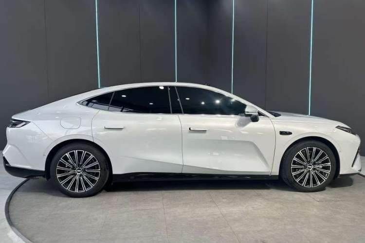 Used Geely Galaxy 8 2025 130km EM-P Starship Edition Exterior 4