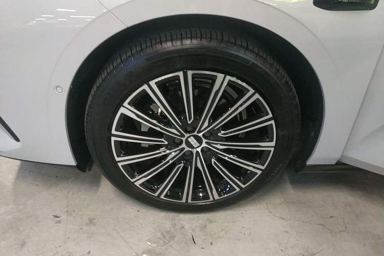 Used Geely Galaxy 8 2025 130km EM-i Flagship Edition Exterior 7