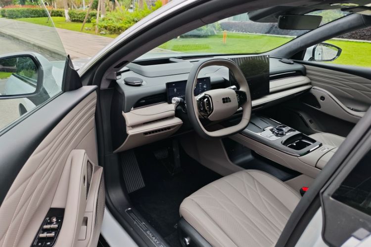 Used Geely Galaxy 8 2025 130km EM-i Flagship Edition Interior 2