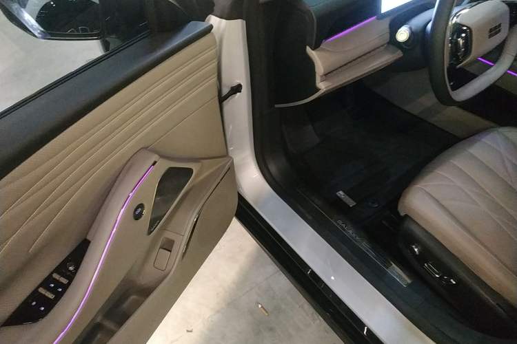 Used Geely Galaxy 8 2025 130km EM-i Flagship Edition Interior 3