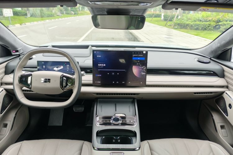 Used Geely Galaxy 8 2025 130km EM-i Flagship Edition Interior 3
